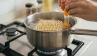7 Cara agar Telur Tidak Menempel di Panci Ketika Direbus Bersama Mi Instan