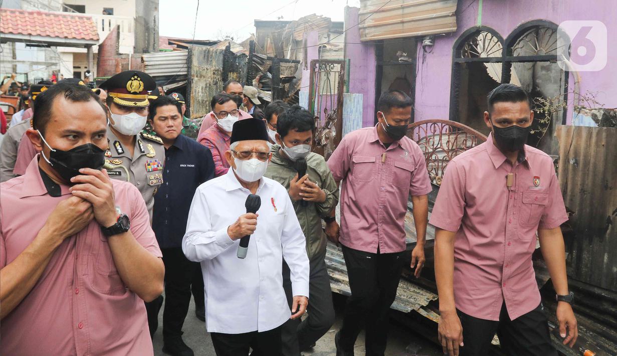 Wakil Presiden Ma’ruf Amin (tengah depan) meninjau lokasi kebakaran Depo Pertamina Plumpang, Jakarta Utara, Sabtu (4/3/2023). Wapres didampingi oleh Menteri BUMN Erick Thohir meninjau langsung titik api dan bertemu warga yang masih bertahan di sekitar lokasi kejadian. (Liputan6.com/Herman Zakharia)