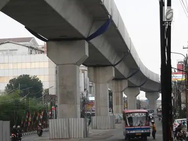 Suasana pembangunan proyek Mass Rapid Transit (MRT) Jakarta di kawasan Cilandak, Selasa (5/9). DPRD DKI Jakarta menyetujui pembiayaan proyek pembangunan Mass Rapid Transit (MRT) fase 2 rute Bundaran HI-Kampung Bandan. (Liputan6.com/Immanuel Antonius)