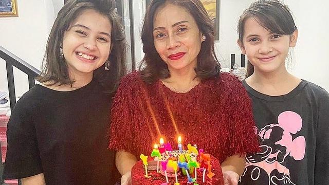 6 Potret Kedekatan Sandrinna Michelle dan Ibunda, Penuh Kehangatan