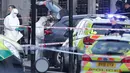 Petugas forensik meneliti lokasi serangan teror Inggris di dekat gedung parlemen di London, Rabu (22/3). Sedikitnya lima orang tewas dalam serangan teror di Jembatan Westminster dan di dekat Gedung Parlemen itu. (Yui Mok/PA via AP)