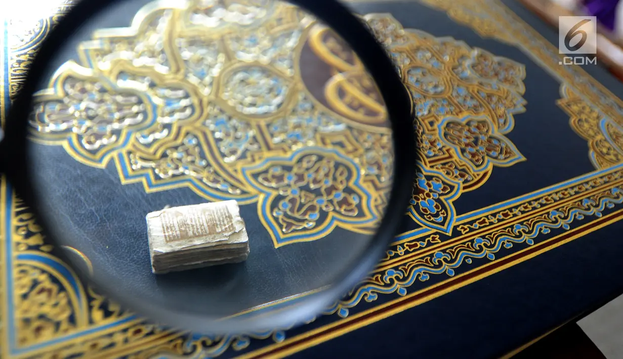 Kaca pembesar melihat Al Quran mini di Pondok Pesantren Almiizan, Kabupaten Bogor, Jawa Barat, Senin, (20/5/2019). Al-Quran mini dengan ukuran 10 mm x 10 mm tersebut seluruh aksaranya ditulis tangan menggunakan tinta emas serta ditulis di atas lembaran kulit kayu. (merdeka.com/Arie Basuki)