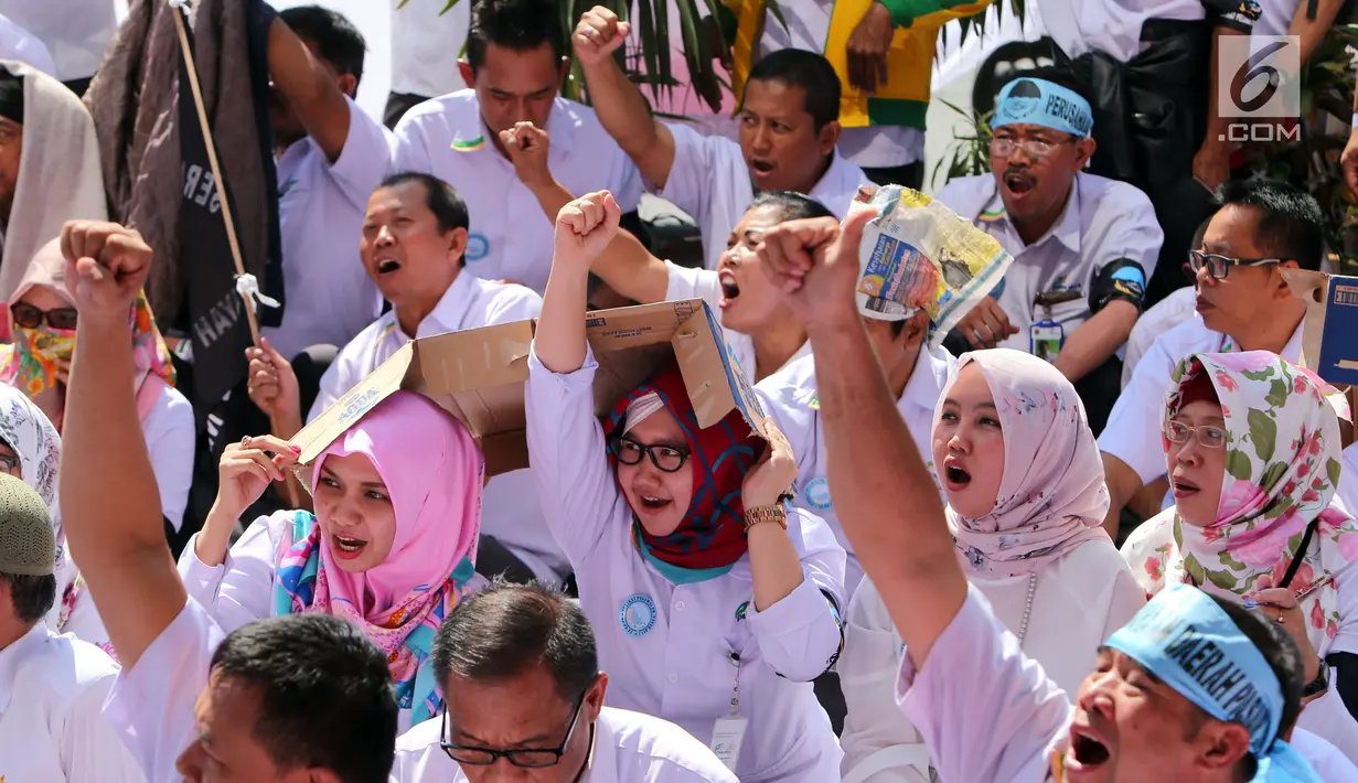 Serikat Pekerja (SP) PD Pasar Jaya menyampaikan orasi saat menggelar unjuk rasa di depan Kantor PD Pasar Jaya, Jakarta, Rabu (2/8). Ratusan pegawai ini melakukan aksi di bawah terik matahari menunggu Direksi PD Pasar Jaya. (Liputan6.com/Angga Yuniar)