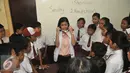 Mantan none Jakarta menjelaskan kepada murid SDN 01 Pagi Tegal Parang saat Hardiknas, Jakarta, Senin (2/5). Sebanyak 12 Alumni berperan sebagai inspirator untuk 192 siswa dan siswi. (Liputan6.com/Gempur M Surya)