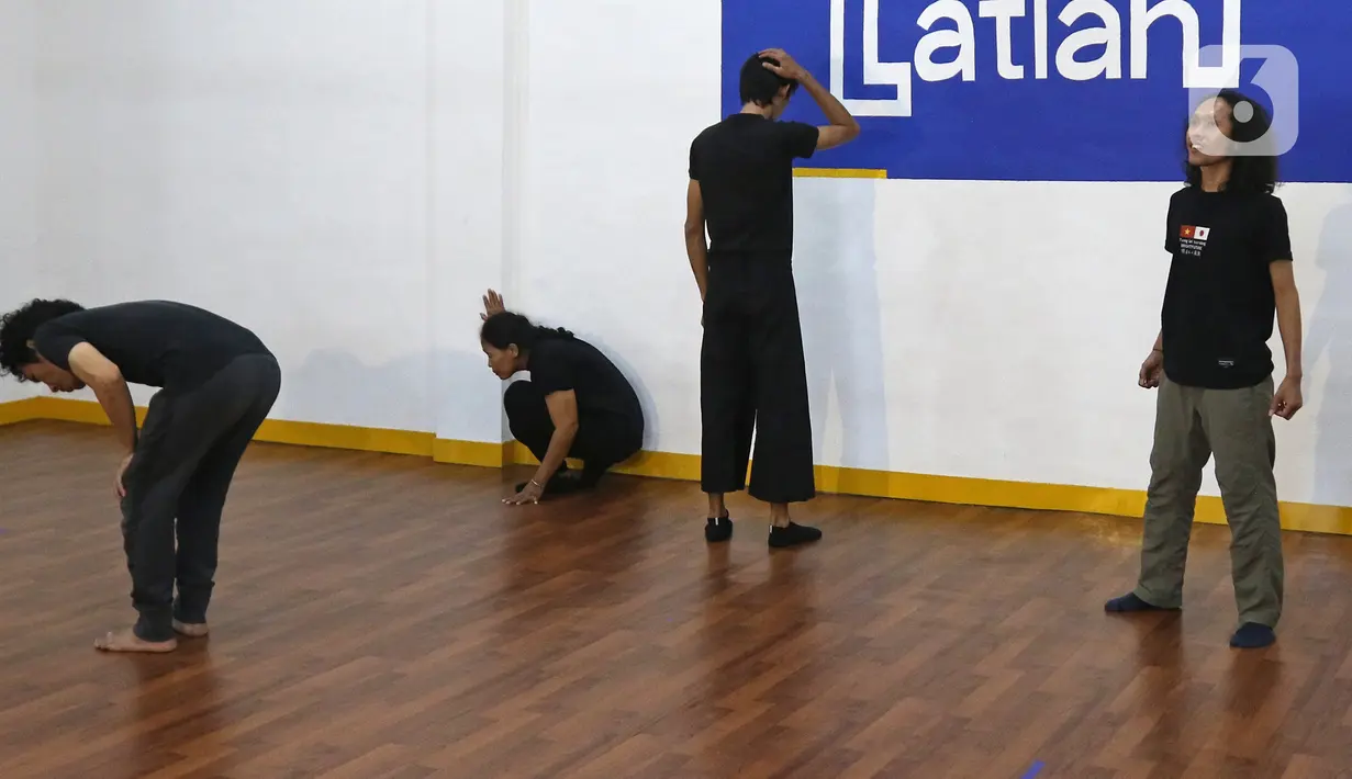 Seniman teater dari Lab Teater Ciputat mementaskan persilangan karya sastra berjudul Sotoba Komachi karya Yukio Mishima dan Rintik karya Danarto dalam workshop jarak jauh di Jakarta, Sabtu (18/9/2021). Teater ini disutradarai Yasuhito Yano asal Jepang. (Liputan6.com/Herman Zakharia)