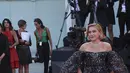 Florence Pugh berpose untuk fotografer setibanya di pemutaran perdana film 'Don't Worry Darling' selama Venice Film Festival 2022 ke-79 di Venesia, Italia (5/9/2022). Film Don't Worry Darling dijadwalkan rilis 23 September. (Photo by Joel C Ryan/Invision/AP)