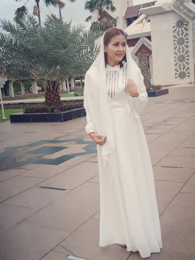 7 Pesona Ine Dewi Kala Tampil Pakai Hijab Ini Tuai Pujian