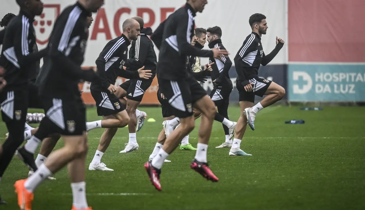 Para pemain Benfica melakukan pemanasan selama sesi latihan di kamp pelatihan Kampus Benfica di Seixal, Lisbon (6/3/2023). Benfica berada di atas angin. Setelah menang di markas lawan, wajar jika mereka difavoritkan juga bakal menang di Lisbon dan lolos ke perempat final Liga Champions. (AFP/Patricia De Melo Moreira)
