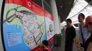 Pengunjung mengamati peta Stadion Nasional Singapura. (Bola.com/Arief Bagus)