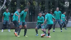 Pemain Timnas Indonesia U-23, Egy Maulana Vikri (tengah) mengikuti pemusatan latihan di Lapangan A Kompleks GBK, Jakarta, Senin (23/4). Latihan ini persiapan laga PSSI Anniversary Cup dan jelang Asian Games 2018. (Liputan6.com/Helmi Fithriansyah)