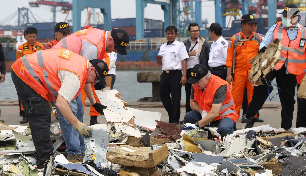Petugas KNKT mencari dan memisahkan serpihan pesawat Lion Air JT 610 dari tumpukan barang temuan di Pelabuhan JICT 2, Jakarta, Kamis (1/11). Sebelumnya, pesawat Lion Air JT-610 jatuh diperairan utara Kerawang. (Liputan6.com/Helmi Fithriansyah)