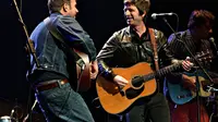 Noel Gallagher dan Damon Albarn (Collegetimes.com)
