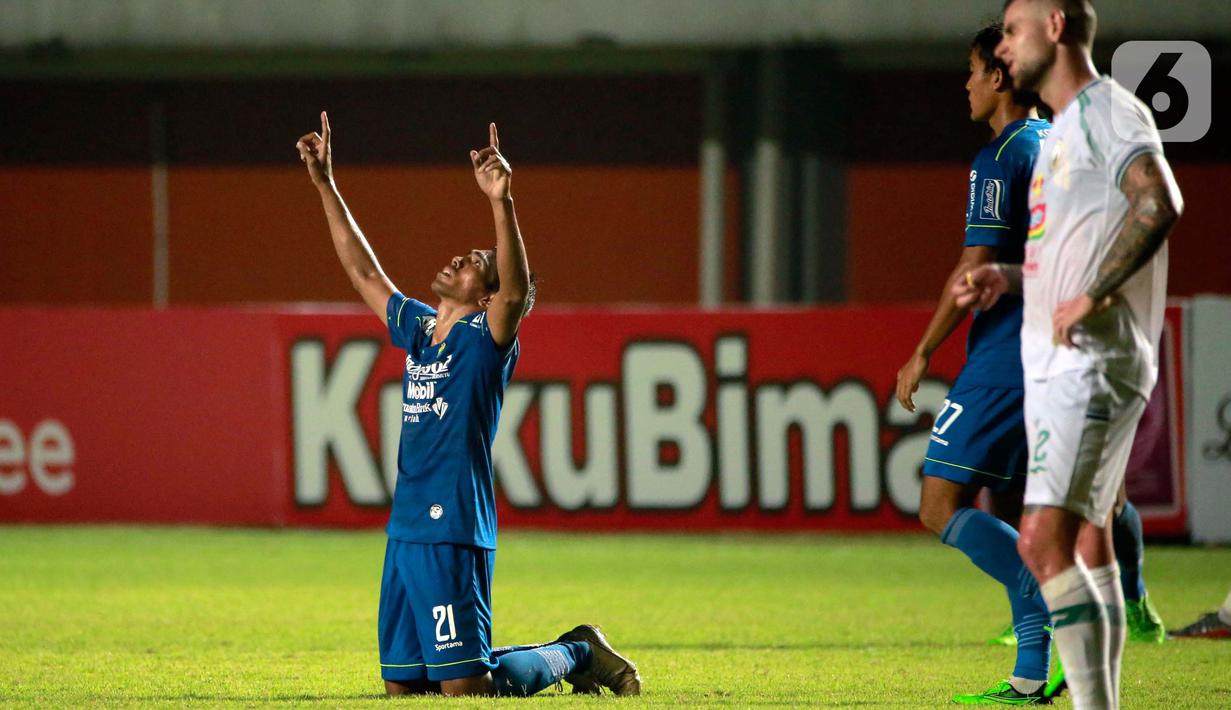 Selebrasi pemain Persib Bandung, Freta Butuan usai menjebol gawang PS Sleman dalam pertandingan semifinal leg pertama Piala Menpora 2021 di Stadion Maguwoharjo, Sleman, Jumat (16/4/2021). Persib menang tipis atas PS Sleman 2-1. (Bola.com/Ikhwan Yanuar)