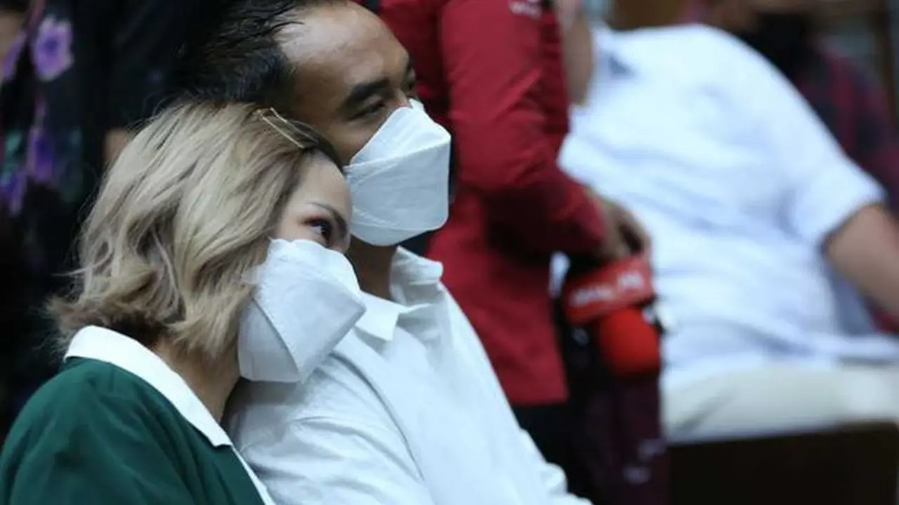 Divonis 1 Tahun Penjara, Ini 6 Potret Nia Ramadhani dan Ardi Bakrie Saling Menguatkan