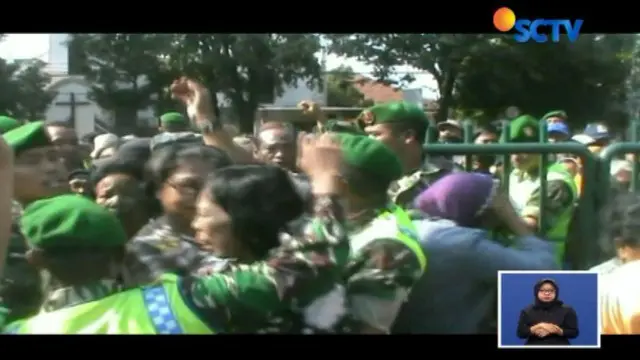 Warga mengantre untuk mendapat zakat dari anggota TNI berupa 2,5 kilogram beras.