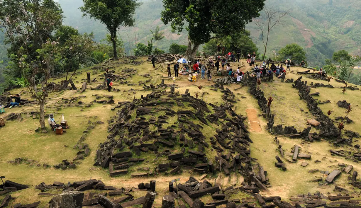 <p>Pemandangan dari teras kedua situs megalitikum Gunung Padang di Kampung Cimanggu, Cianjur, Jawa Barat, (20/9/2014). (Liputan6.com/Helmi Fithriansyah)</p>
