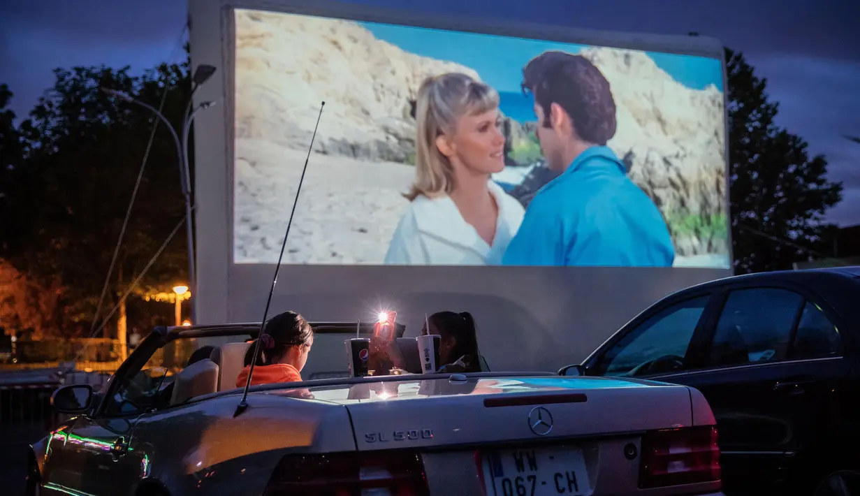 Orang-orang menonton film di sebuah bioskop drive-in yang digelar oleh warga Saint-Thibault-des-Vignes, suatu wilayah di pinggiran Kota Paris, Prancis, pada 4 Juli 2020. Bioskop berkonsep drive-in semakin populer di Prancis selama pandemi COVID-19. (Xinhua/Aurelien Morissard)