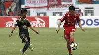 Bek Persija Jakarta, Michael Orah, menghindari penjagaan striker Sriwijaya FC, Muhammad Tolib, pada laga Liga 1 di Stadion Wibawa Mukti, Jawa Barat, Sabtu (24/11). Persija menang 3-2 atas Sriwijaya. (Bola.com/Yoppy Renato)