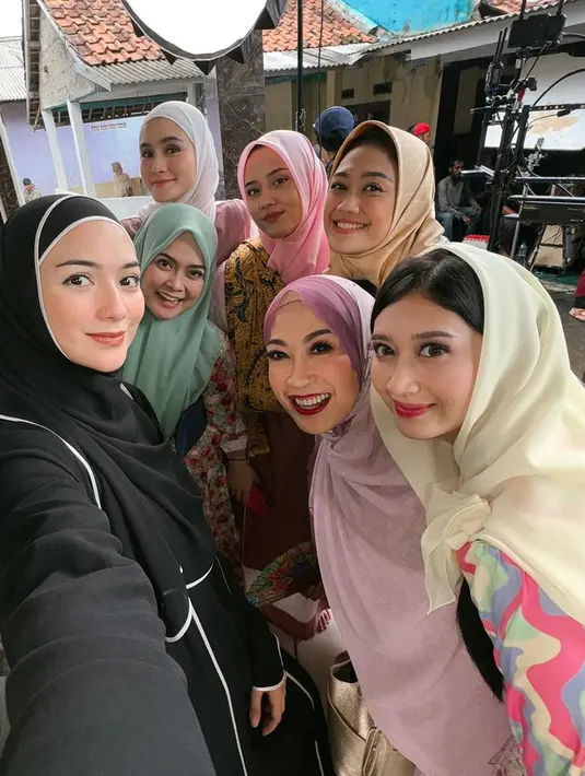 Meski beradu akting dengan teman-teman baru, Ciki merasa bernostalgia dan mengingatkannya kepada jalan cerita di sinetron sebelumnya. Penampilan Citra Kirana di sinetron terbarunya itu pun dinanti oleh para penggemar, tentunya dengan cerita dan tokoh-tokoh yang lebih fresh. (Liputan6.com/IG/@citraciki)