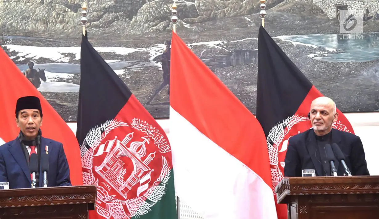 Presiden Jokowi didampingi Presiden Afganistan Ashraf Ghani memberikan pernyataan pers bersama di Istana Presiden Arg, Kabul, Senin (29/1). Kedatangan Jokowi ke Afghanistan disambut hangat Presiden Ashraf Ghani.  (Liputan6.com/Pool/Biro Pers Setpres)