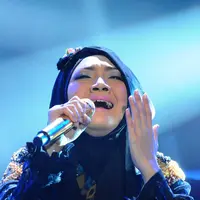 Sulis menyanyikan lagu 'Bumi Anbiya' dalam pagelaran konser Asa untuk Gaza di Studio Penta, Jakarta, Kamis (24/7/14). (Liputan6.com/Andrian M Tunay)
