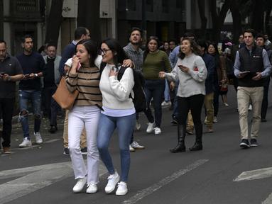 Orang-orang terlihat di jalan setelah gempa bumi di Mexico City pada 7 Desember 2023. (RODRIGO ARANGUA / AFP)