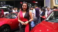 Pria Mabuk Goda Wanita Cantik di Pameran Otomotif