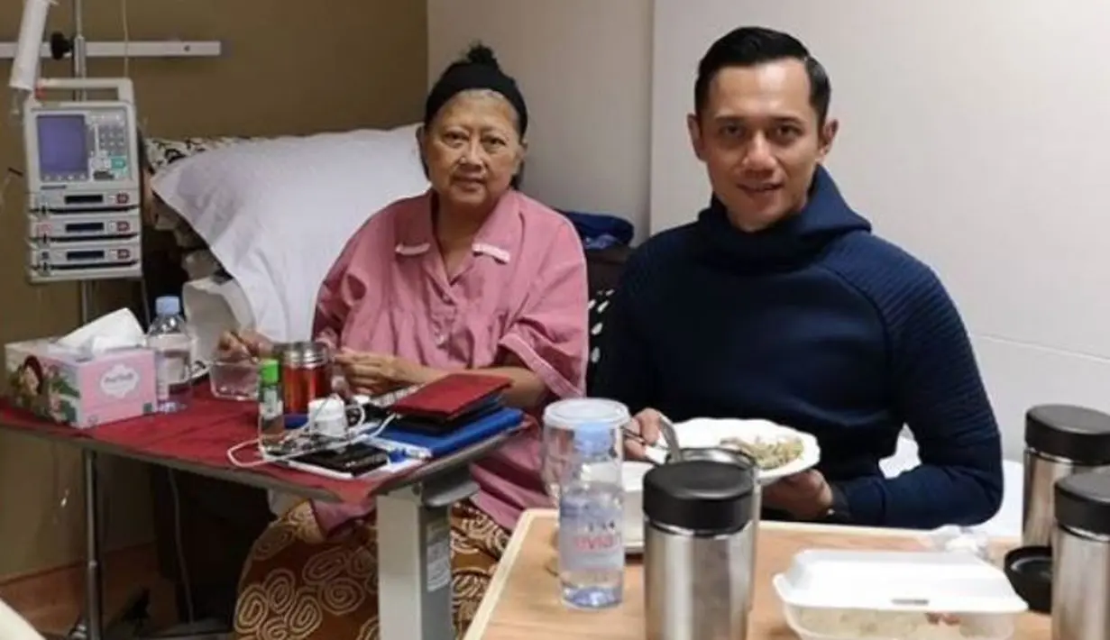 Agus Harimurti Yudhoyono (AHY) berbuka puasa bersama Ani Yudhoyono. (dok.Instagram @agusyudhyono/https://www.instagram.com/p/BxHpfy2H1gh/Henry