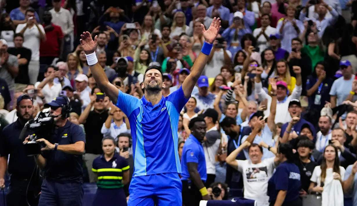 Pada set ketiga, Djokovic cuma mendapat perlawanan di awal ketika memimpin 3-2. Setelah itu, petenis 36 tahun itu dengan mudah mengumpulkan empat angkat beruntun dan forehand Medvedev yang mengenai net memberikan kemenangan 6-2 untuk Djokovic. (AP Photo/Frank Franklin II)