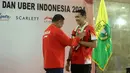 <p>Sekjen PP PBSI, Fadil Imran (kiri) mengalungkan bunga kepada pebulu tangkis Indonesia, Jonatan Christie (kanan) saat penyambutan Tim Thomas Cup dan Uber Cup 2024 di Gedung VVIP Terminal 3 Bandara Soekarno Hatta, Tangerang, Banten, Senin (06/05/2024). (Bola.com/M Iqbal Ichsan)</p>