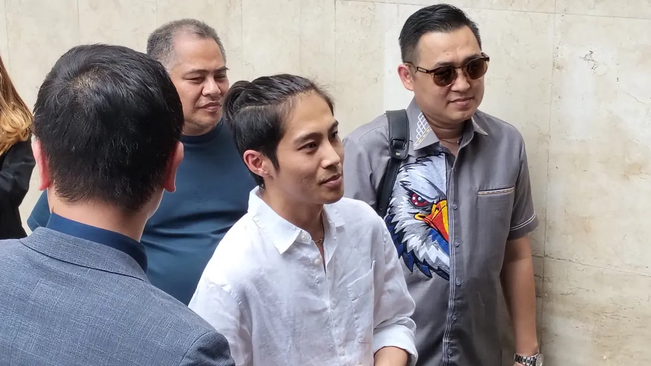 Disjoki Giovanni Surya Saputra alias DJ Panda memenuhi panggilan penyidik Polda Metro Jaya