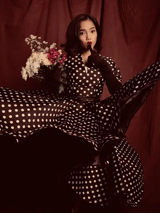 Bukan hanya busananya saja, akan tetapi makeup serta hair style juga mengikuti konsep pemotretan yang ada. Dalam unggahan di akun Instagram, tak sedikit netizen yang memuji penampilan Fuji ini. (Liputan6.com/IG/@fuji_an)