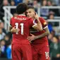 Gelandang Liverpool, Philippe Coutinho (kanan) melakukan selebrasi bersama Mohame Salah usai mencetak gol ke gawang Newcastle United, pada laga di Stadio St James Park, Minggu (1/10/2017) malam WIB. Laga berakhir imbang 1-1.  (AFP/Lindsey Parnaby)