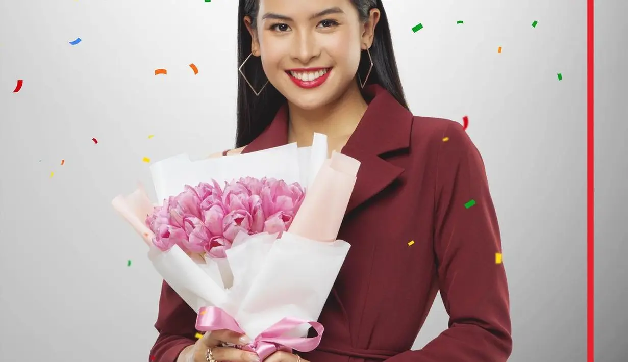Penampilan memesona Maudy Ayunda di iklan bank dengan outfit merah dan pulasan lipstik merah yang serasi. [Foto: Instagram/maudyayunda]