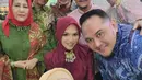 Setelah prosesi akad nikah dilaksanakan di Masjid Raya Hubbul Wathan, NTB, dan resepsi kedua di Hotel The Tribrata, Jakarta Selatan, tasyakuran ini menjadi penutup yang manis digelar di Auditorium Prof. K.H. Abdul Kahar Mudzakkir, Universitas Islam Indonesia. (Liputan6.com/IG/@dewirasyid1609)