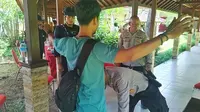 Setiap tamu undangan diperiksa ketat menggunakan metal detector. Tak hanya itu, aparat juga memeriksa setiap barang bawaan tamu undangan.