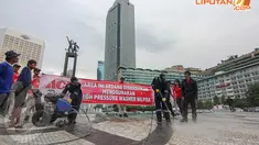 Puluhan petugas membersihkan kolam Bundaran HI, Jakarta, Sabtu (19/4/14). (Liputan6.com/Faizal Fanani)