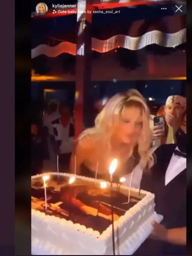 Kylie Jenner Menjelma Jadi Pamela Anderson dalam Pesta Halloween Bersama 100 Tamu