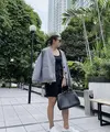 Greysia tempak kasual mengenakan pakaian monokrom, dari jaketnya berwarna abu-abu, inner tanktop hitam. Dan short pants hitamnya. Bahkan ia mengenakan aksesori handbag hitam, sungless, dan sneakers putih. Dok. Instagram @greyspolii