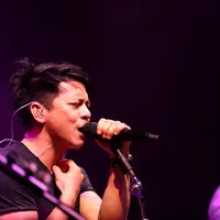 Beberapa cuplikan perjalanan NOAH diperlihatkan dalam sebuah VT. Tak kenal lelah, Ariel kemudian kembali mengenang masa saat menciptakan salah satu lagu berjudul ‘Kukatakan Dengan Indah’. (Andy Masela/Bintang.com)