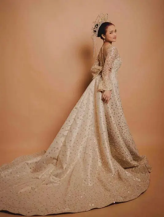 Tampil lengkap dengan mahkota, penampilan Fuji terlihat semakin anggun. Instagram/fuji_an/laviennawedingallery.