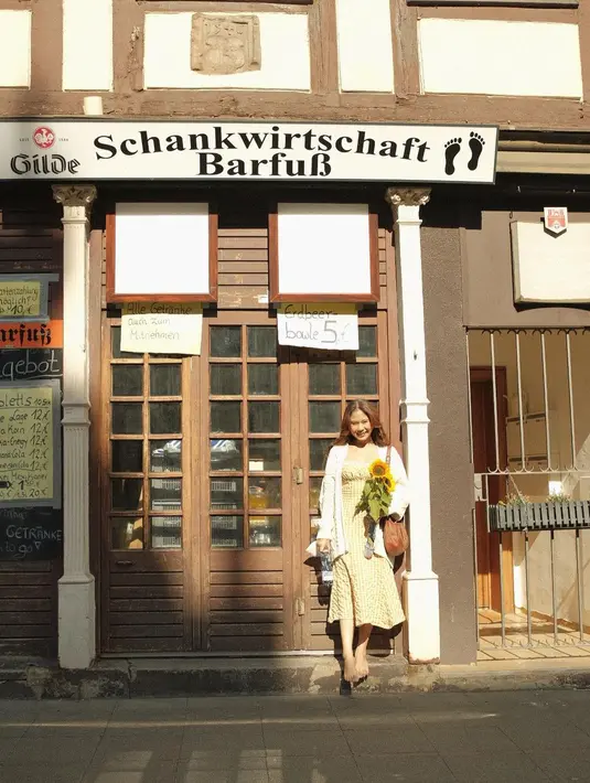 Padu padan knit cardigan dan dress motif gingham juga bisa kamu tiru. Anggun! [@cakecaine]