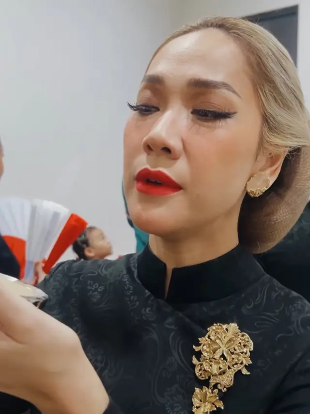 Sanggul Klasik Bunga Citra Lestari Menarik dengan Warna Rambut Blonde. [@itsmebcl]