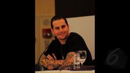 Salah satu personil grup musik Avenged Sevenfold (A7X) tersenyum saat sesi jumpa pers di Jakarta, Sabtu (17/1/2015). Avenged Sevenfold akan beraksi di Parkir Timur Senayan, Jakarta, 18 Januari mendatang. (Liputan6.com/Faisal R Syam)