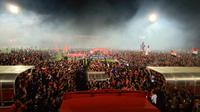 Pesta perayaan juara Shopee Liga 1 2019 yang dilakukan Bali United bersama para pendukungnya di Stadion Kapten I Wayan Dipta, Gianyar, Minggu (22/12/2019). (Bola.com/Aditya Wany)
