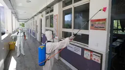 Petugas pemadam kebakaran mendisinfeksi bangunan Sekolah Asrama No. 3 Wuhan di Distrik Hanyang, Kota Wuhan, Provinsi Hubei, China, 3 Agustus 2020. Upaya disinfeksi dilakukan pada Senin (3/8) di sekolah itu untuk mempersiapkan dimulainya kembali kegiatan belajar mengajar di kelas. (Xinhua/Wang Fang)