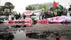 Aktivis dari organisasi Greenpeace Indonesia melakukan aksi "Seruan Global  dari Jakarta untuk Gaza" di depan Kedutaan Besar Amerika Serikat, Jakarta, Kamis (19/6/2025). (Liputan6.com/Herman Zakharia)