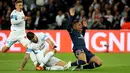 Pemain depan Paris Saint-Germain Kylian Mbappe ditantang oleh bek Olympique Marseille Duje Caleta Car pada laga Liga Prancis pekan ke-32 di Parc des Princes, Senin (18/4/2022) dini hari WIB. PSG vs Marseille berakhir dengan skor 2-1. (Thomas COEX / AFP)