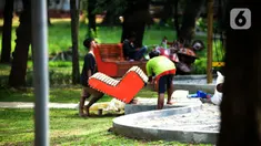 Pekerja menyelesaikan proyek revitalisasi Tebet  Eco Park, Jakarta, Kamis (17/3/2022). Proses revitalisasi Taman Kota Tebet  menjadi Tebet Eco Park mengadopsi visi connecting people with nature. (merdeka.com/Imam Buhori)