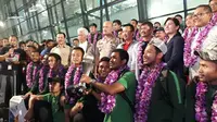 Timnas Indonesia U-22 memamerkan trofi Piala AFF 2019 di Bandara Soekarno Hatta, Rabu (27/2/2019). (Liputan6.com/Pramita Tristiawati)